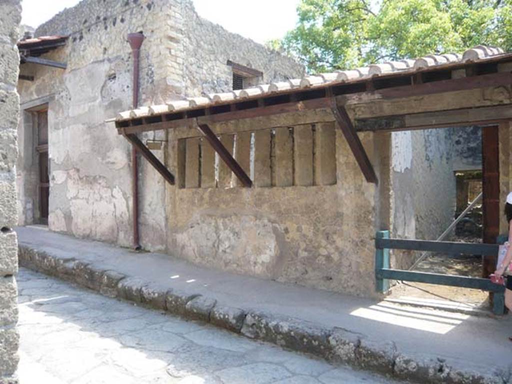 V.4 Herculaneum. August 2013. Exterior façade, looking north. Photo courtesy of Buzz Ferebee.